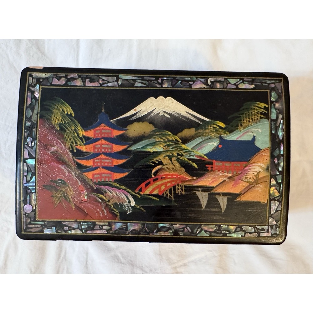 Japanese SignedHand‎ Painted, Lacquered Wood Music/Jewelry Box (no spinning girl